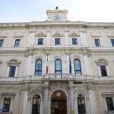 La Camera di Commercio venne innalzata su tre piani compreso quello basamentale, il quale fu impostato su pianta quadrangolare con un ingresso per ciascuna delle quattro facciate